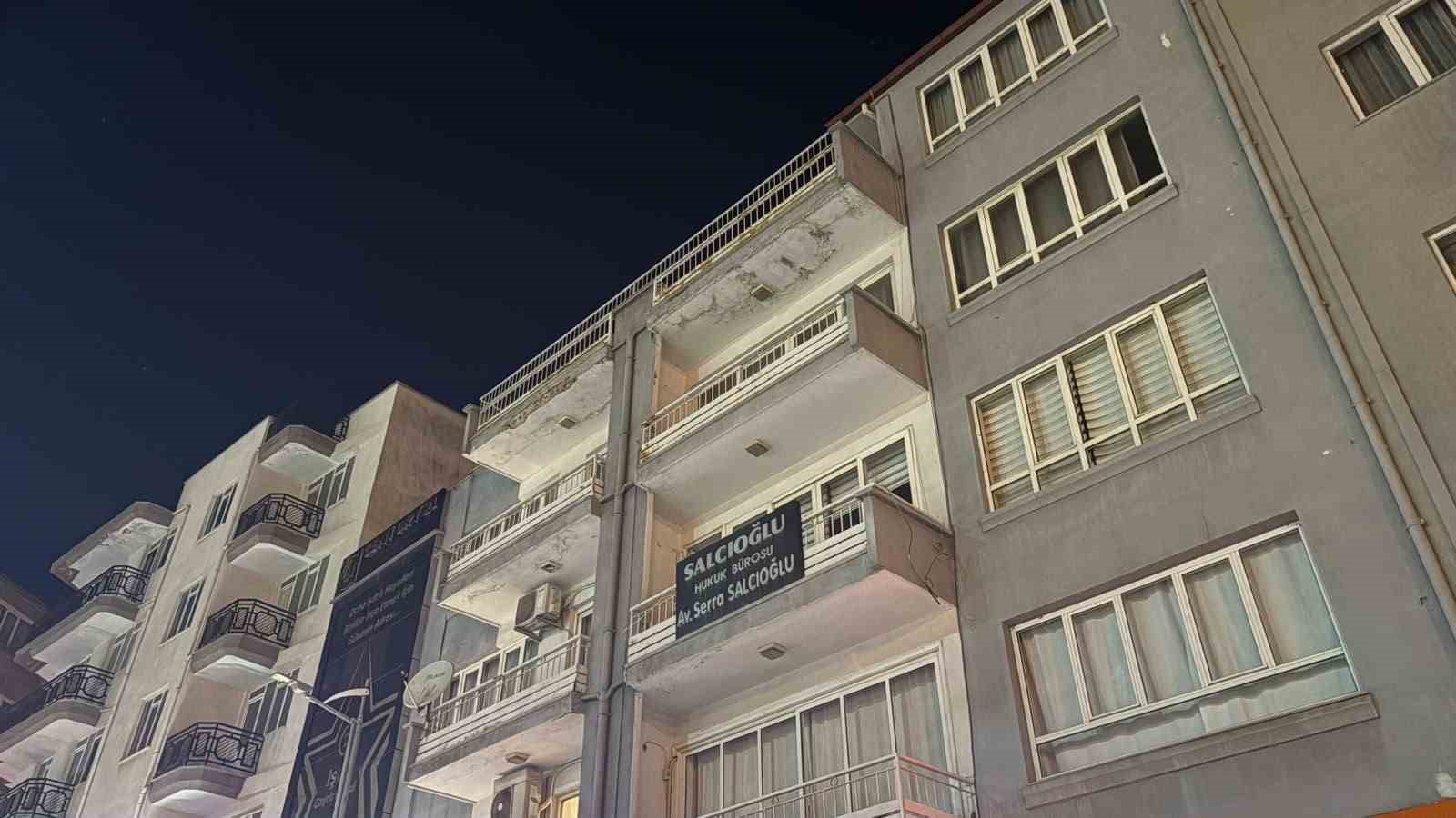 Çatıdan kopan beton parçaları korkuttu