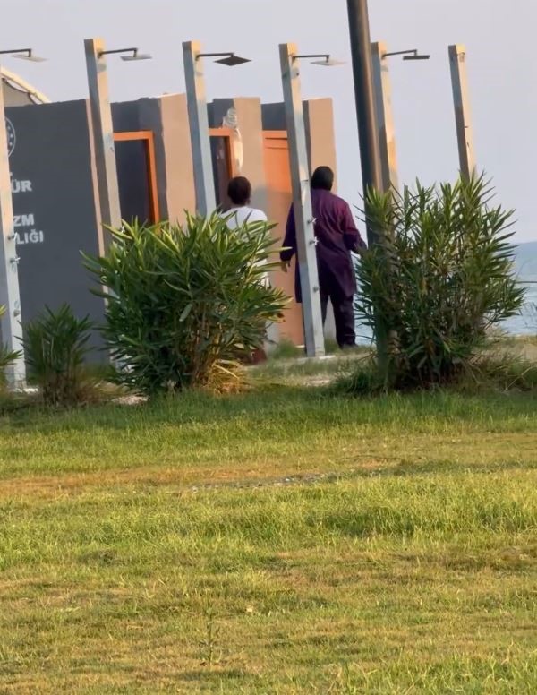 Antalya’da plajda tesettürlü kadınları görüntüleyip hakaret eden şahıslar hakkında soruşturma