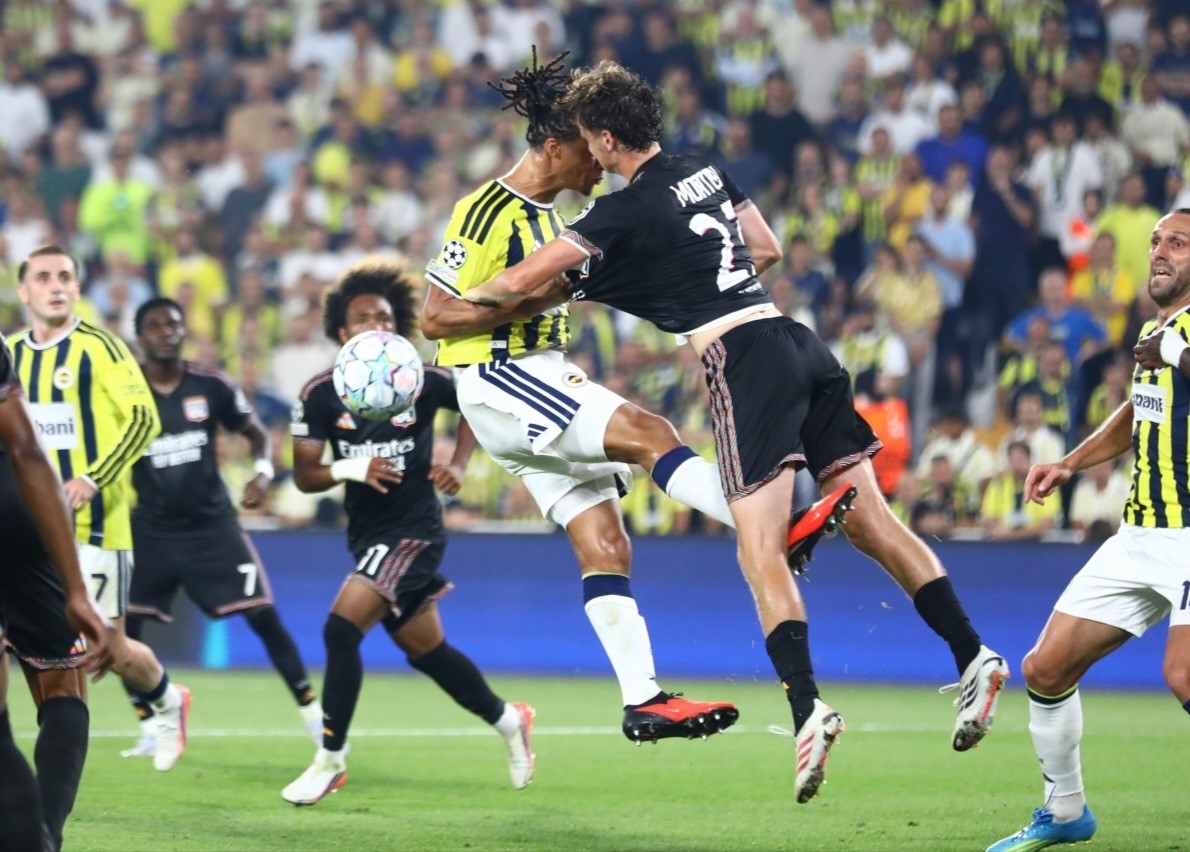 UEFA Şampiyonlar Ligi: Fenerbahçe: 0 - Olympique Lyon: 1 (İlk yarı)