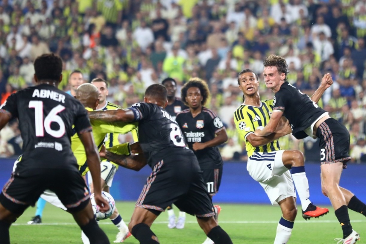 UEFA Şampiyonlar Ligi: Fenerbahçe: 0 - Olympique Lyon: 1 (İlk yarı)