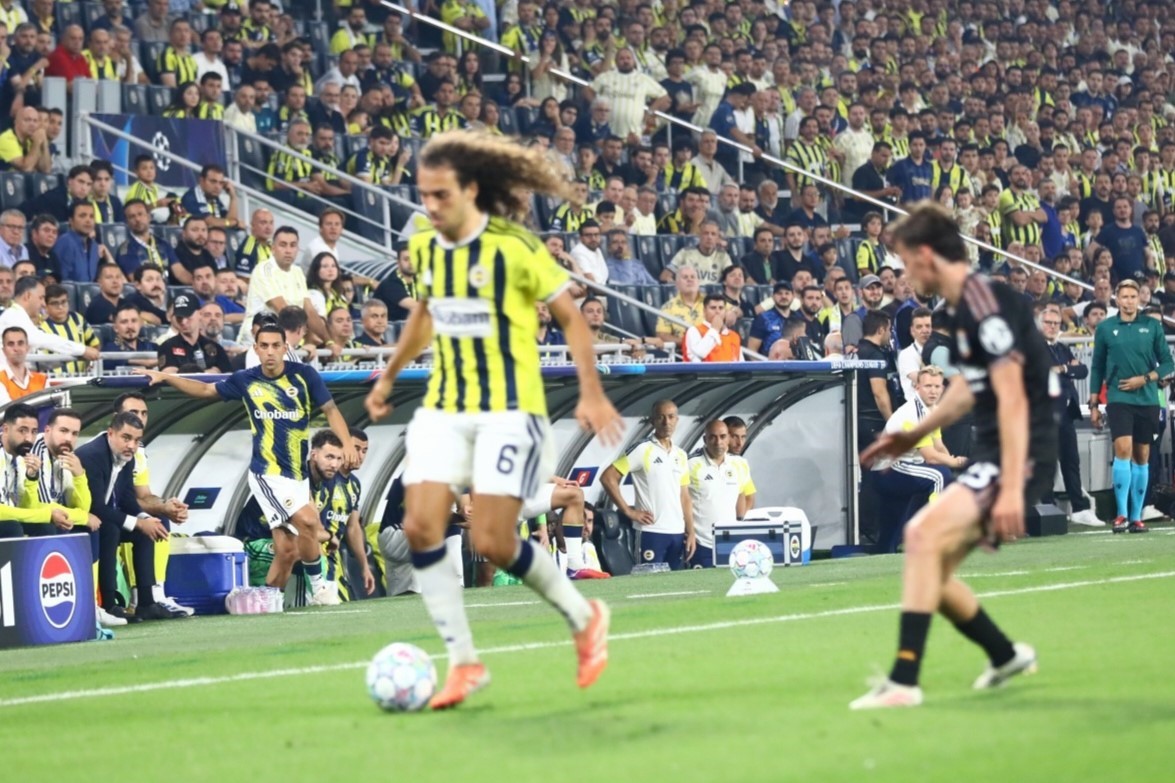 UEFA Şampiyonlar Ligi: Fenerbahçe: 0 - Olympique Lyon: 1 (İlk yarı)
