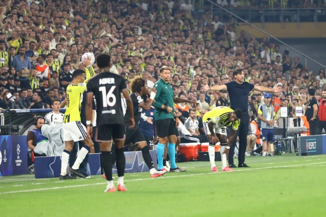 UEFA Şampiyonlar Ligi: Fenerbahçe: 0 - Olympique Lyon: 1 (İlk yarı)