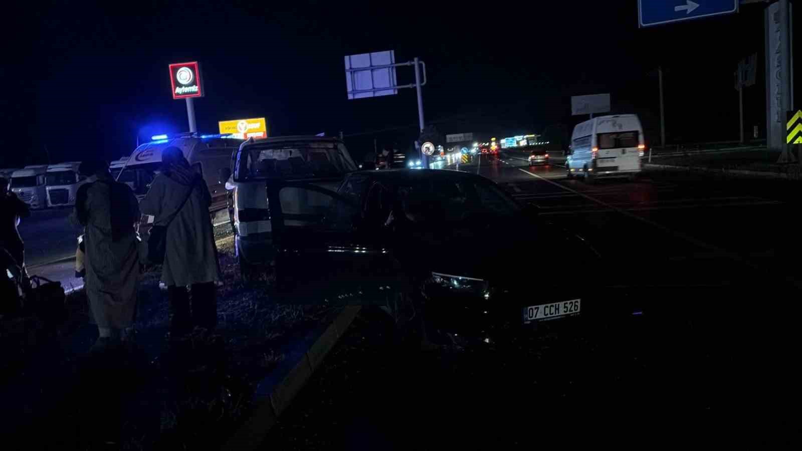 Kamyonet ile otomobil çarpıştı: 11 yaralı