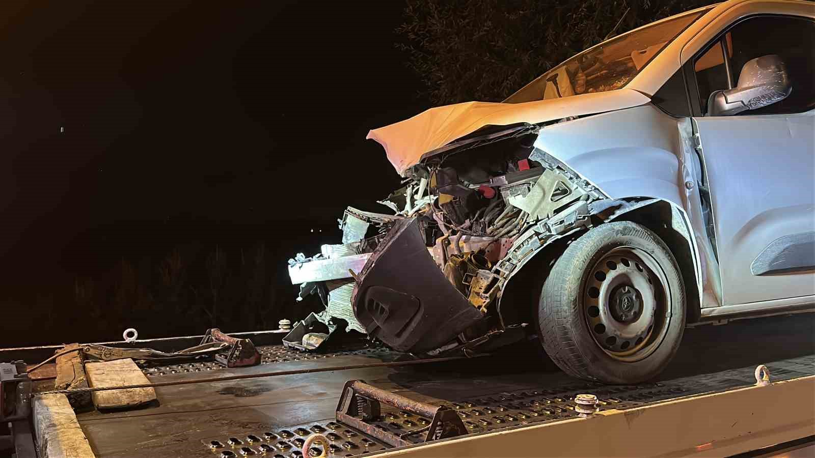 Hafif ticari araçla çarpışan SUV yan yattı: 1’i ağır, 1’i bebek, toplam 7 yaralı