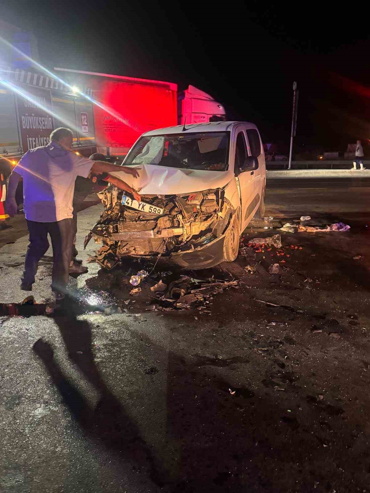 Hafif ticari araçla çarpışan SUV yan yattı: 1’i ağır, 1’i bebek, toplam 7 yaralı