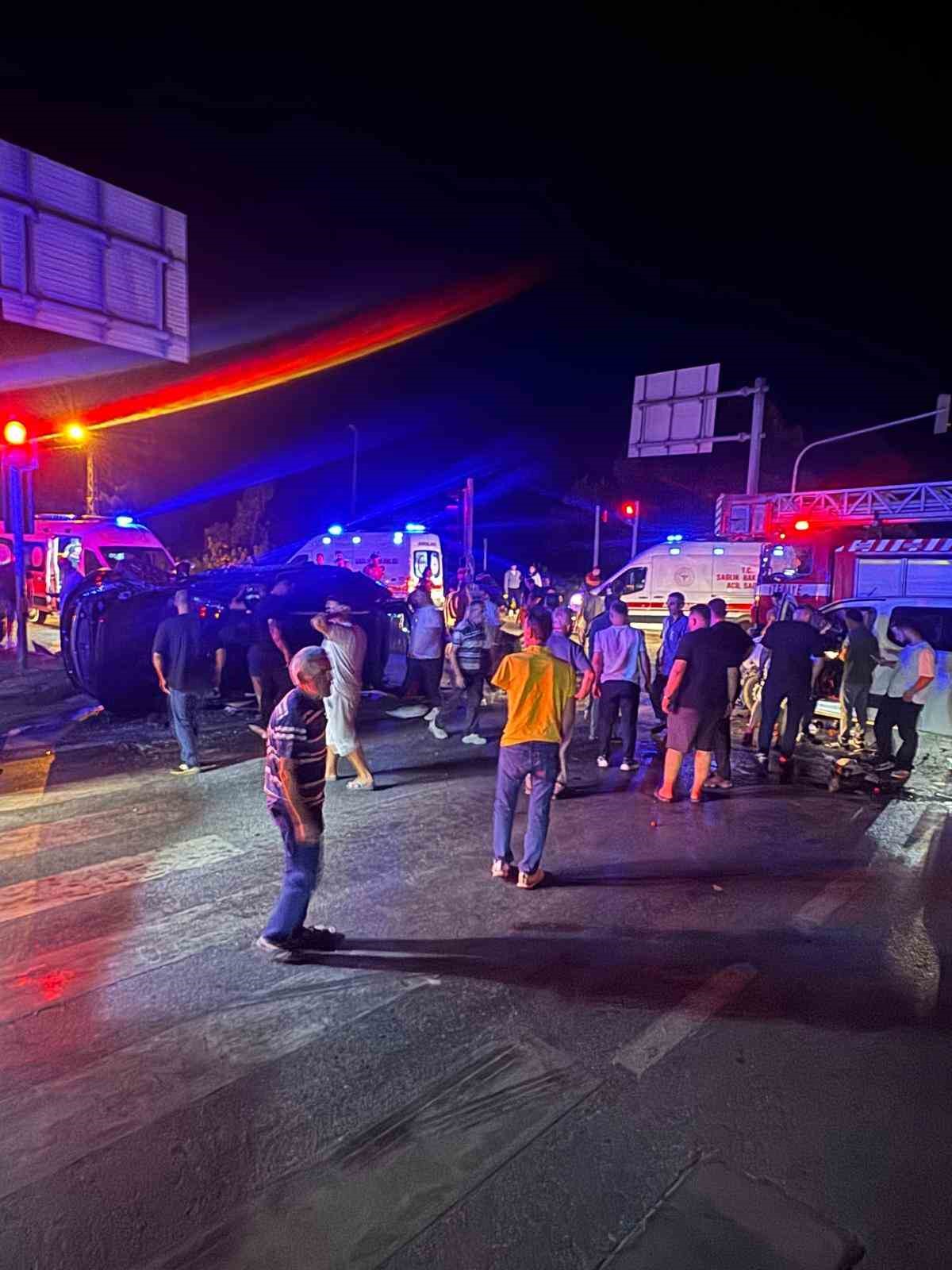 Hafif ticari araçla çarpışan SUV yan yattı: 1’i ağır, 1’i bebek, toplam 7 yaralı