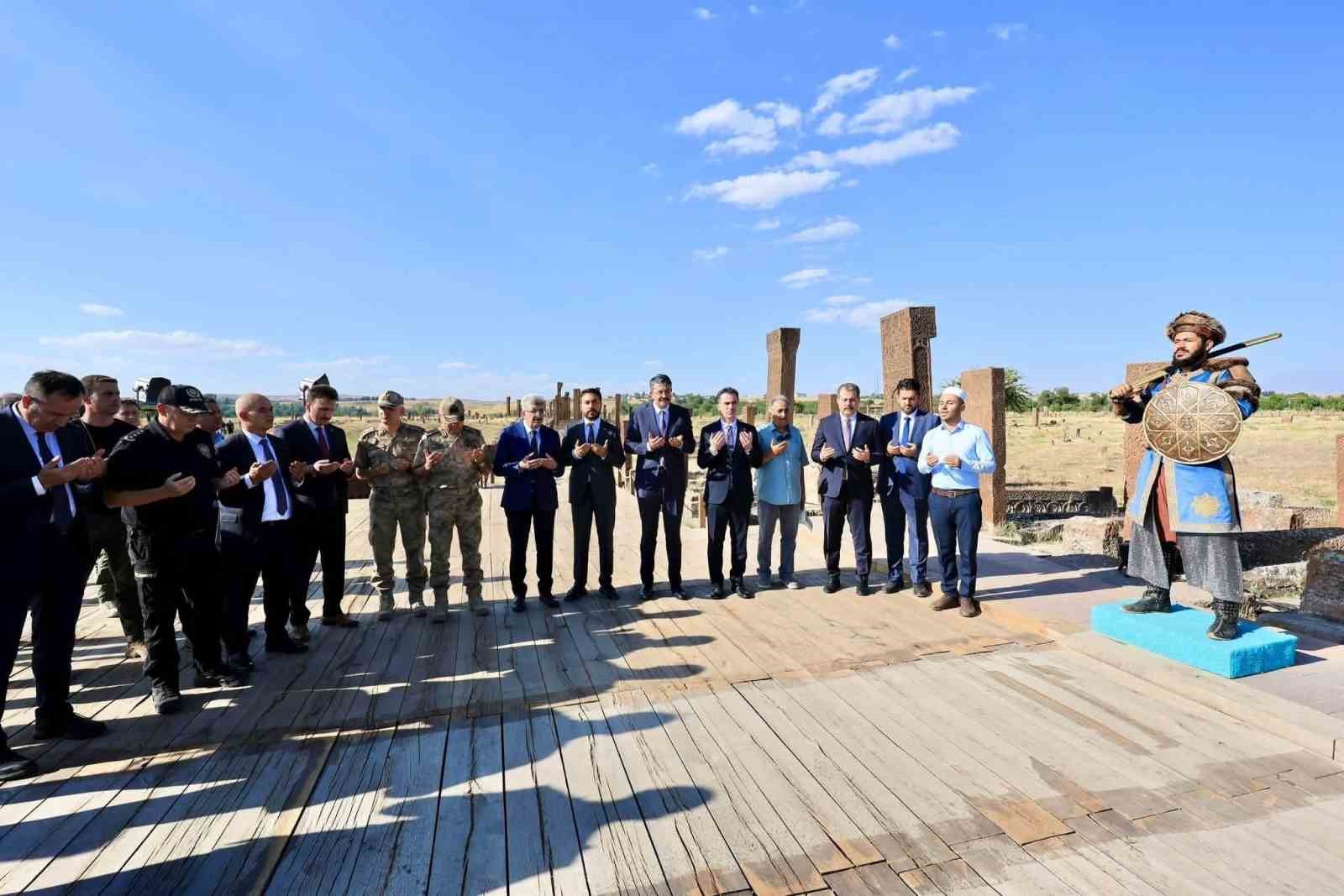 Bakan yardımcısı Çelik, Ahlat’ta incelemelerde bulundu