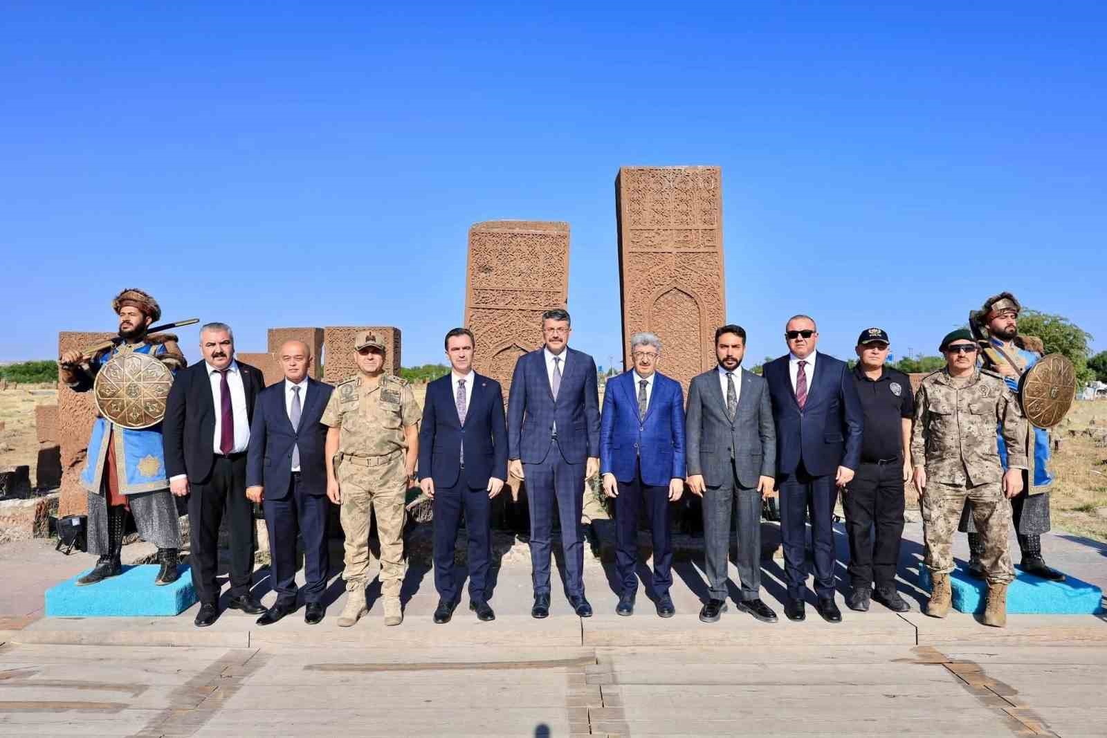 Bakan yardımcısı Çelik, Ahlat’ta incelemelerde bulundu
