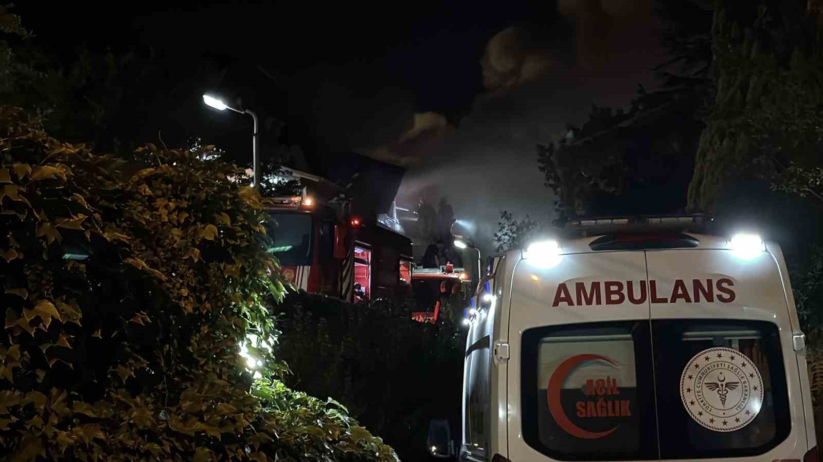 2 katlı villanın çatısı alev alev yandı: Ekipler seferber oldu