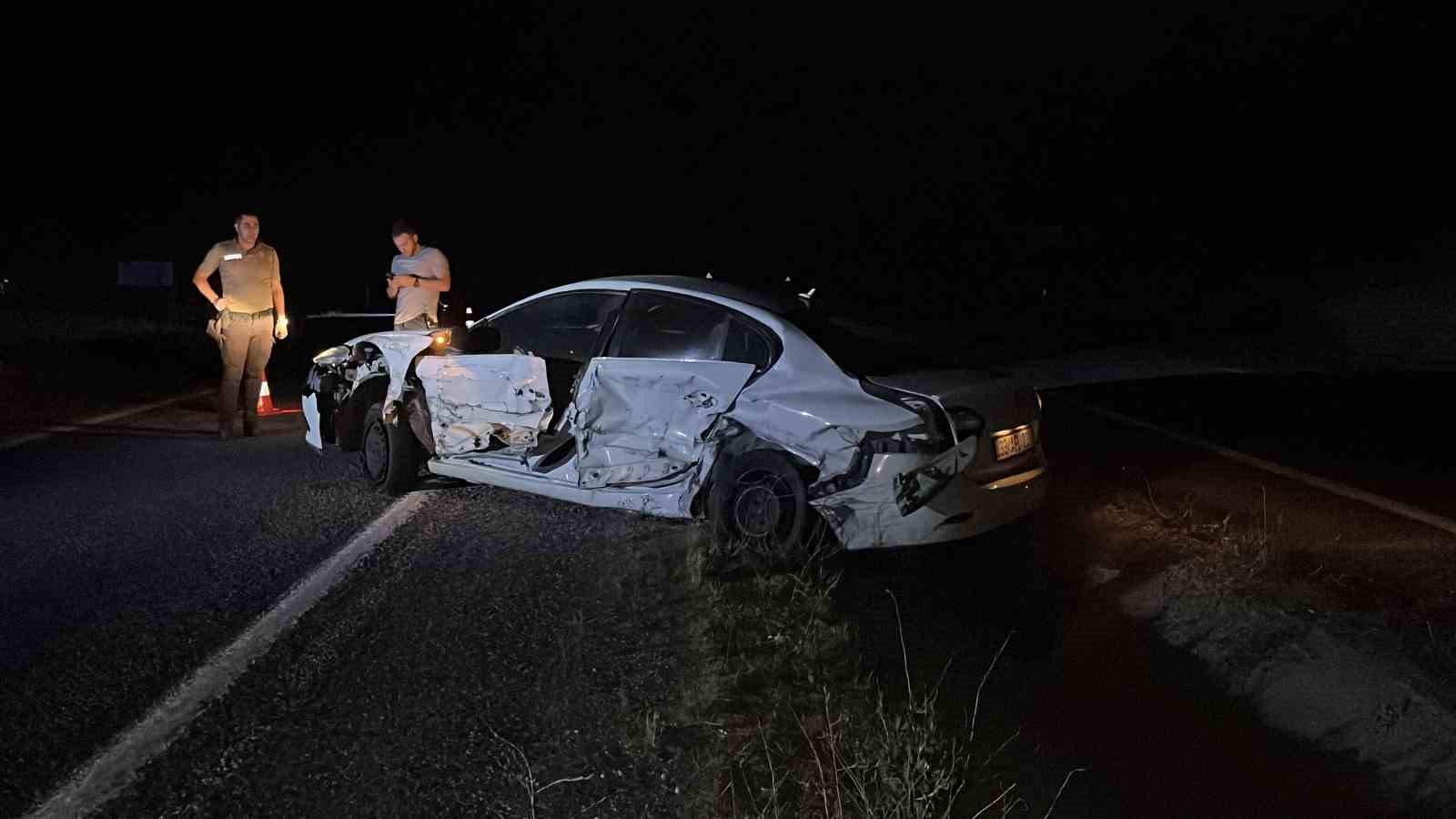 Niğde’de iki otomobil kafa kafaya çarpıştı: 1’i ağır, 7 yaralı