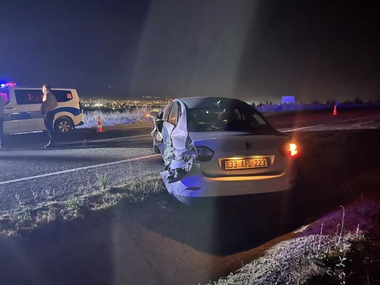 Niğde’de iki otomobil kafa kafaya çarpıştı: 1’i ağır, 7 yaralı