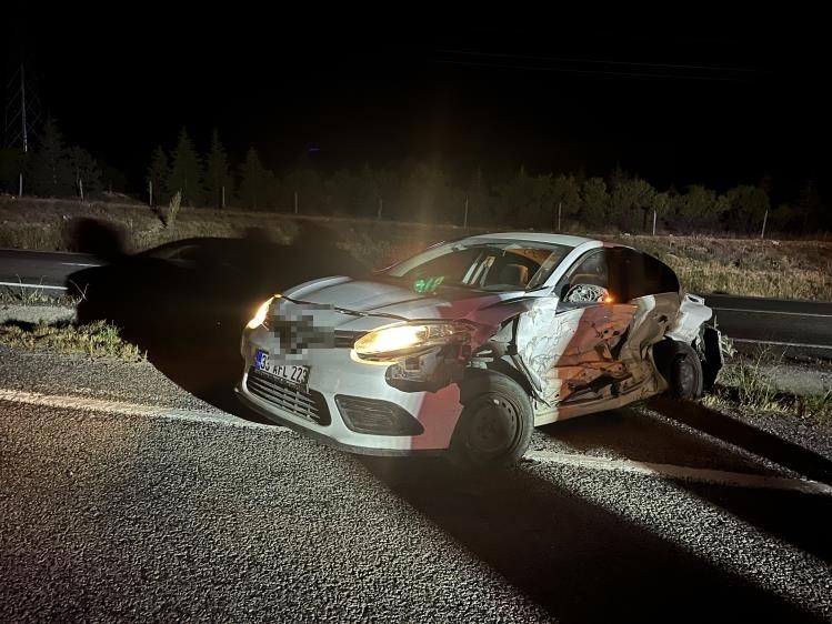Niğde’de iki otomobil kafa kafaya çarpıştı: 1’i ağır, 7 yaralı