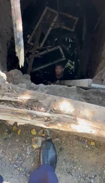 Bahçede dolaşırken üzeri kapalı kuyuya düştü
