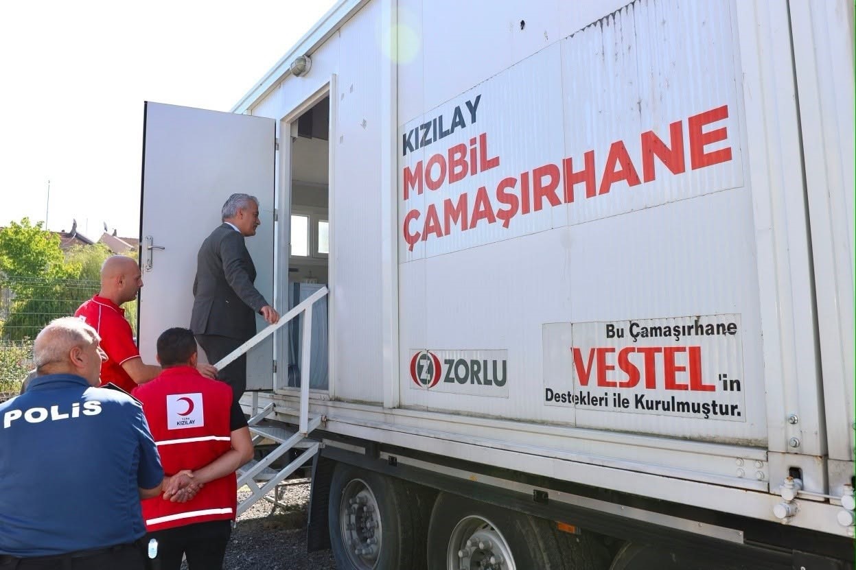 Vali Makas Kızılay afet merkezine inceledi