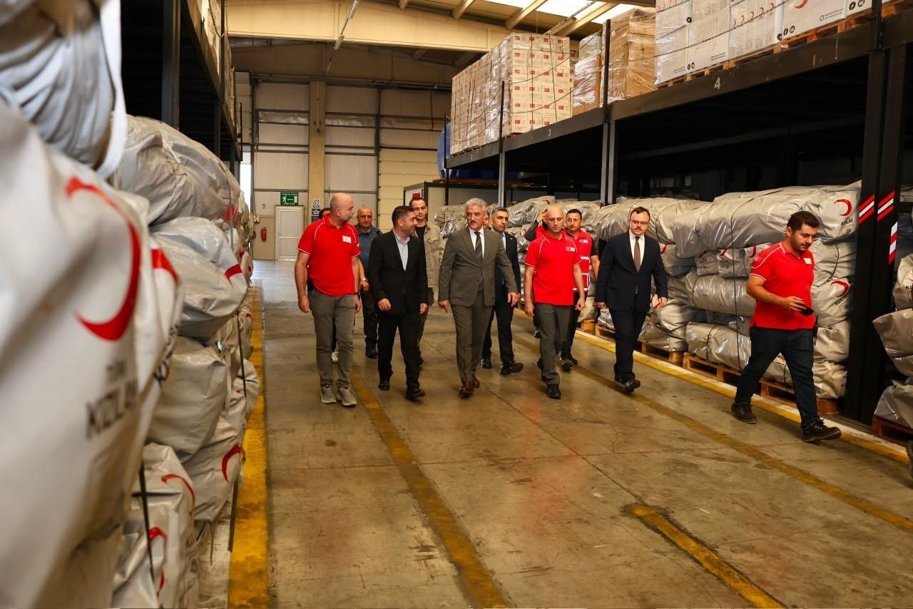 Vali Makas Kızılay afet merkezine inceledi