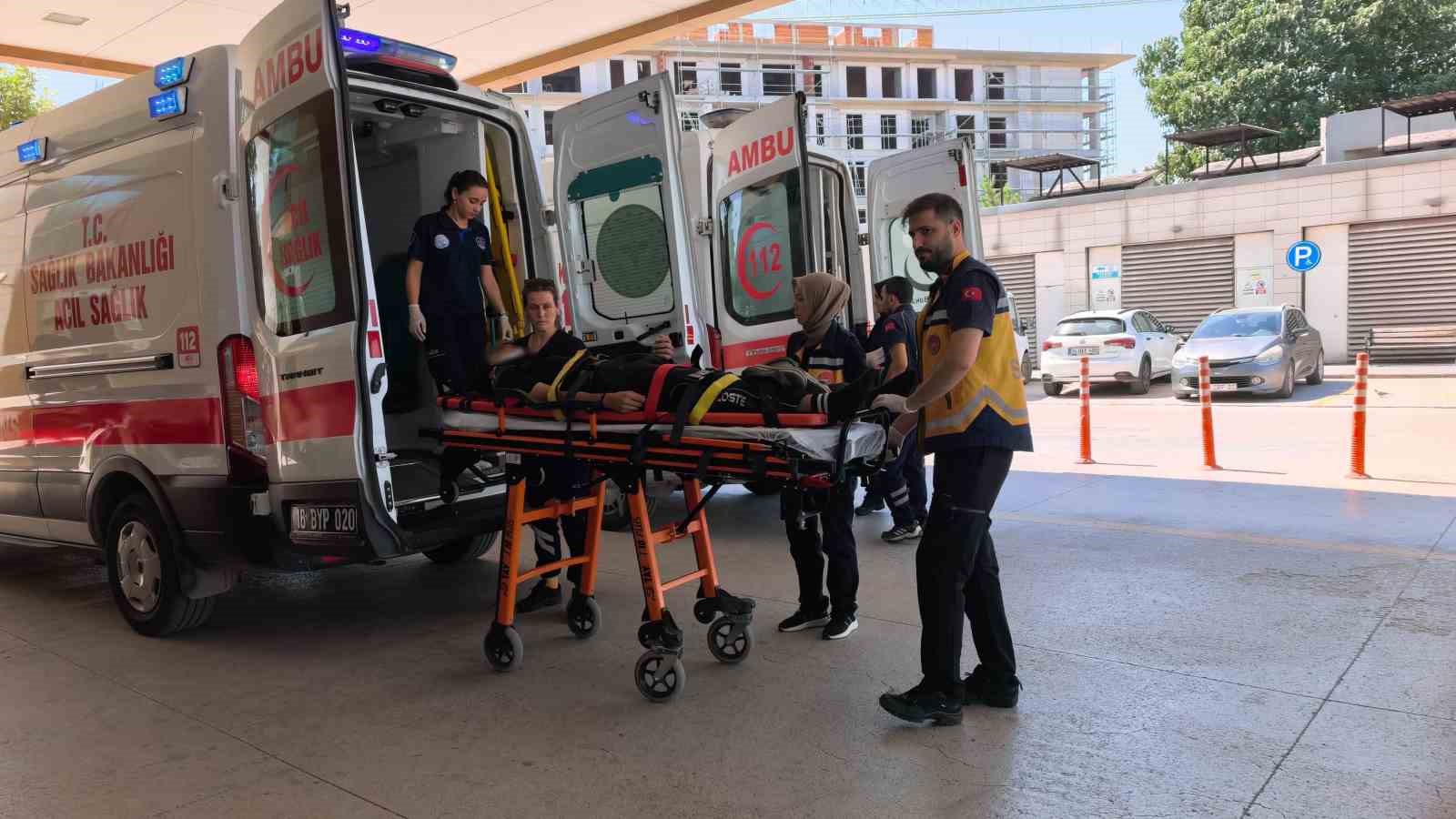 Kamyonetle motosiklet çarpıştı : 2 yaralı
