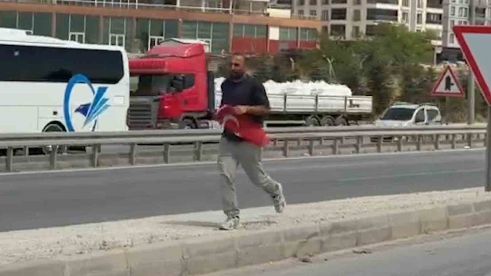 Yola düşen Türk bayrağını yerde bırakmadı