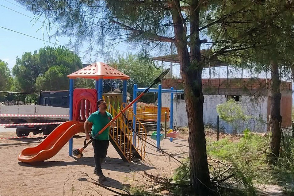Efeler’de yeşil alanların bakımı sürüyor