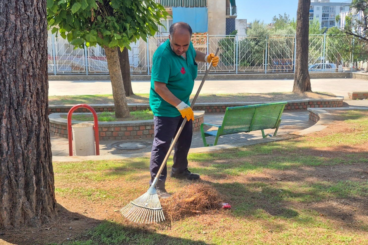 Efeler’de yeşil alanların bakımı sürüyor