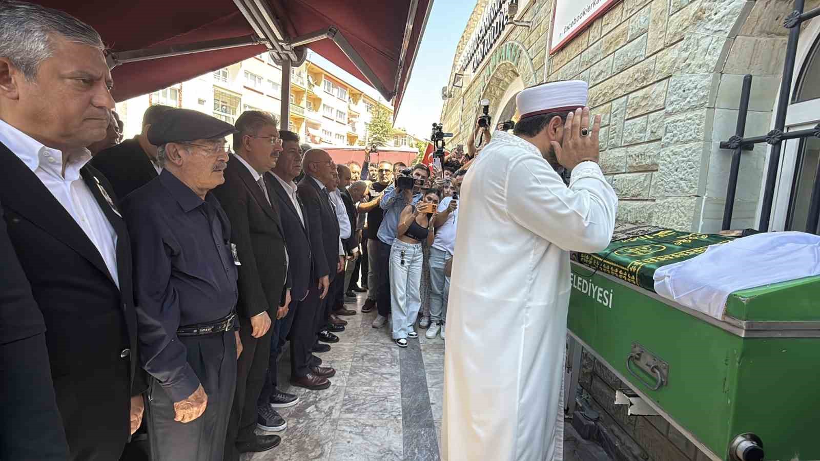 Güzin Büyükerşen son yolculuğuna uğurlandı