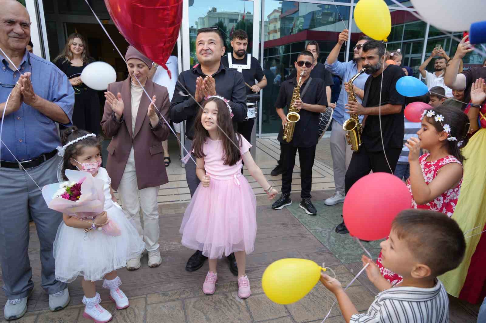 Minik Berra doğum gününde lösemiyi yendi, hastaneden bando ile uğurlandı