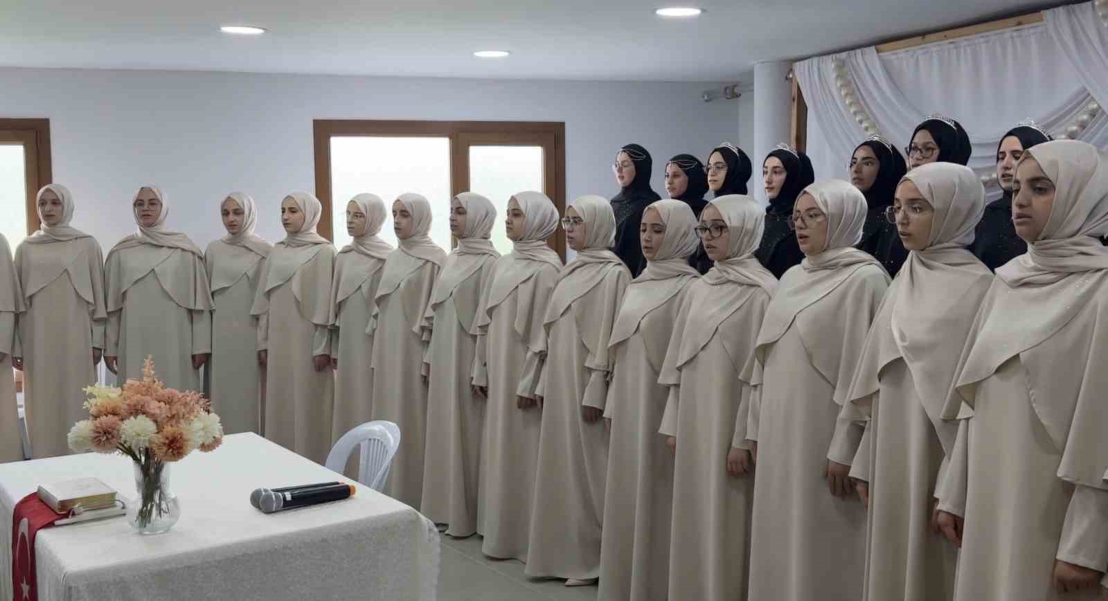 Zeno’da kız hafızlar törenle icazetlerini aldı