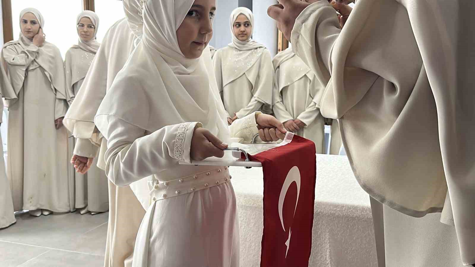 Zeno’da kız hafızlar törenle icazetlerini aldı