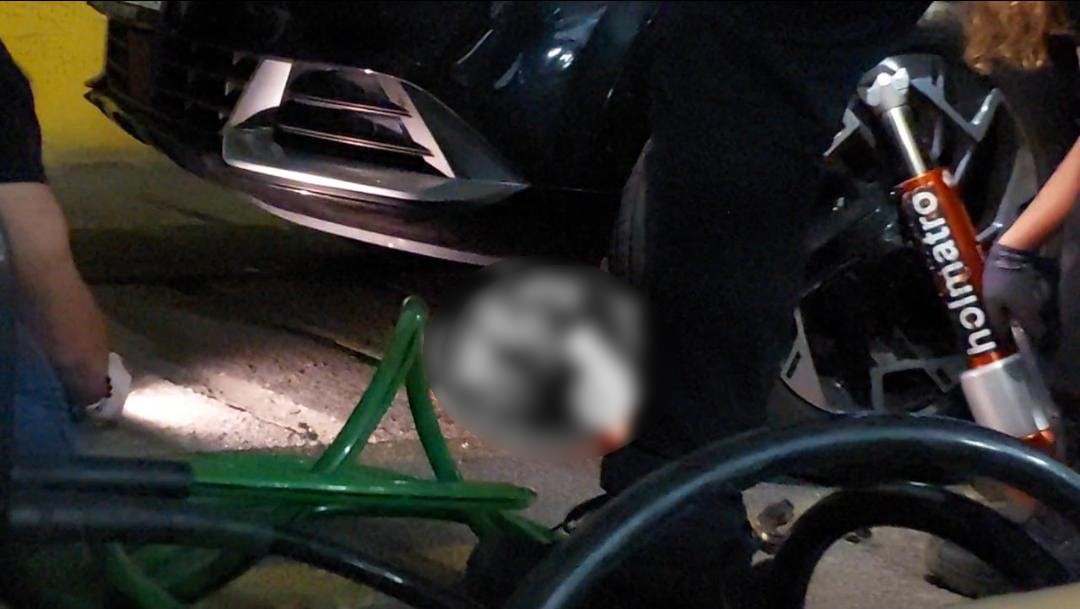 Otoparkta otomobilin altında kalan genç kadın yaralandı