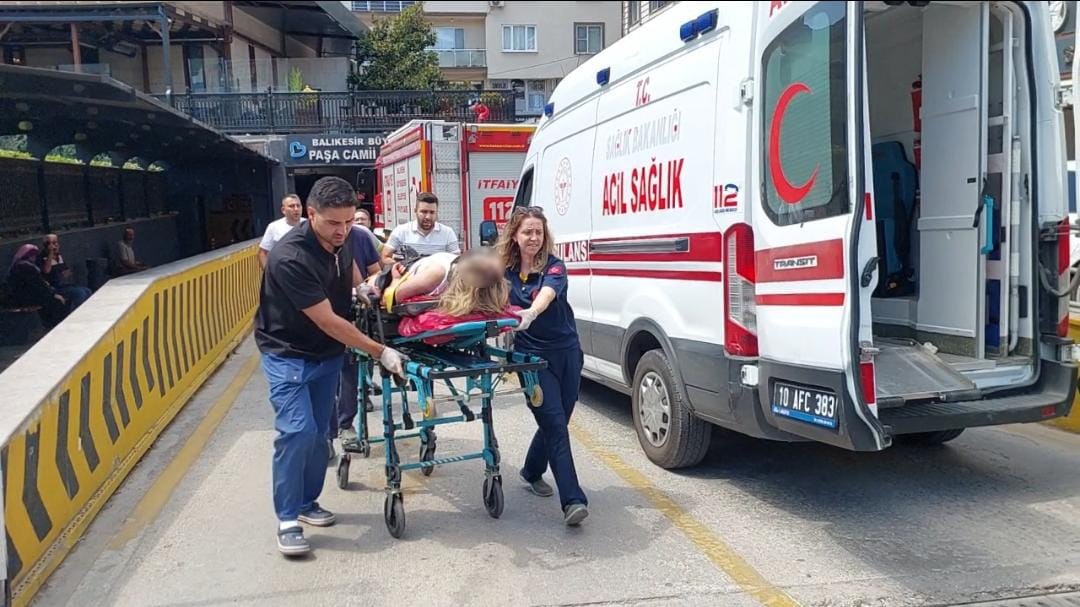 Otoparkta otomobilin altında kalan genç kadın yaralandı