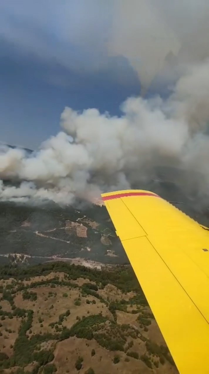 Sındırgı’daki yangına 6 uçak, 6 helikopter ve 45 arazöz ile yoğun müdahale