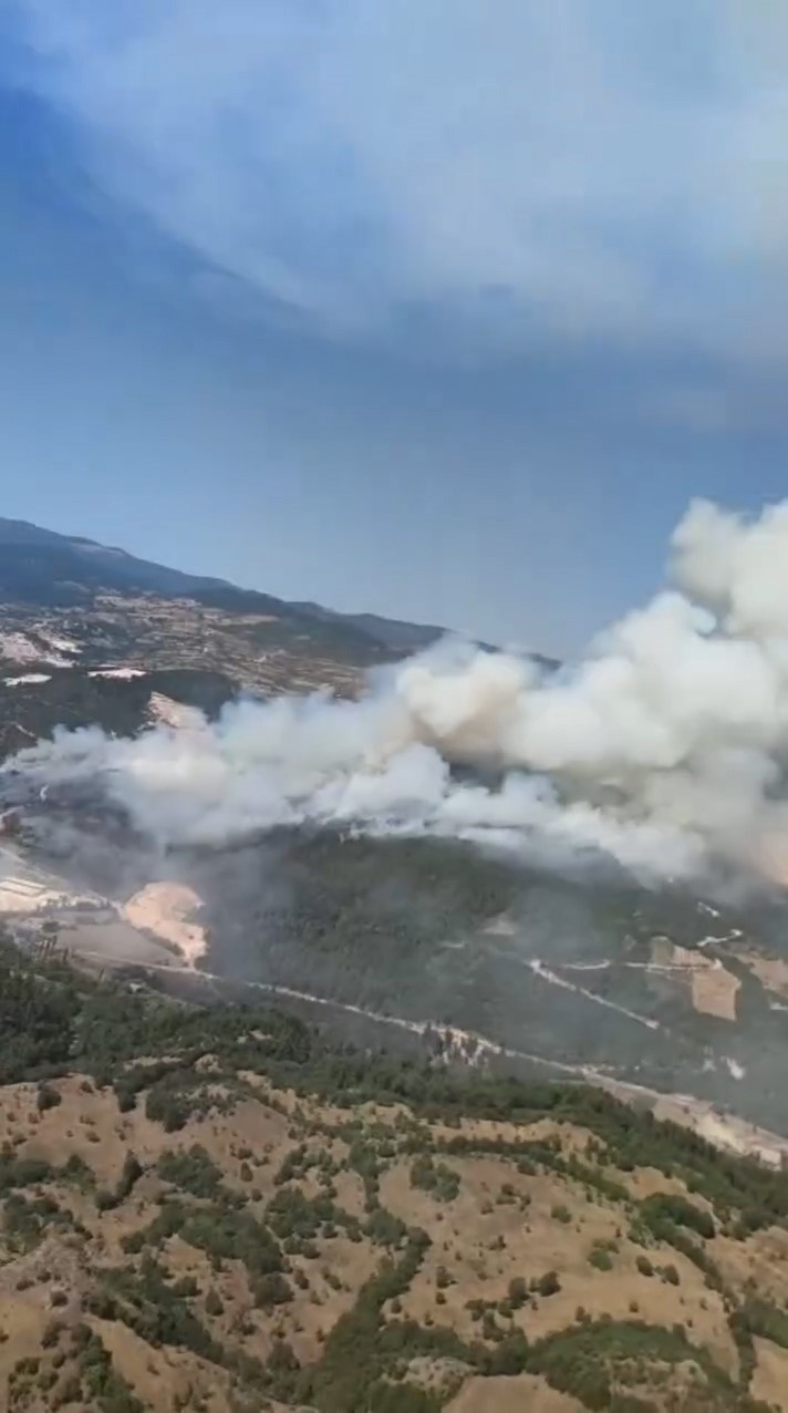 Sındırgı’daki yangına 6 uçak, 6 helikopter ve 45 arazöz ile yoğun müdahale