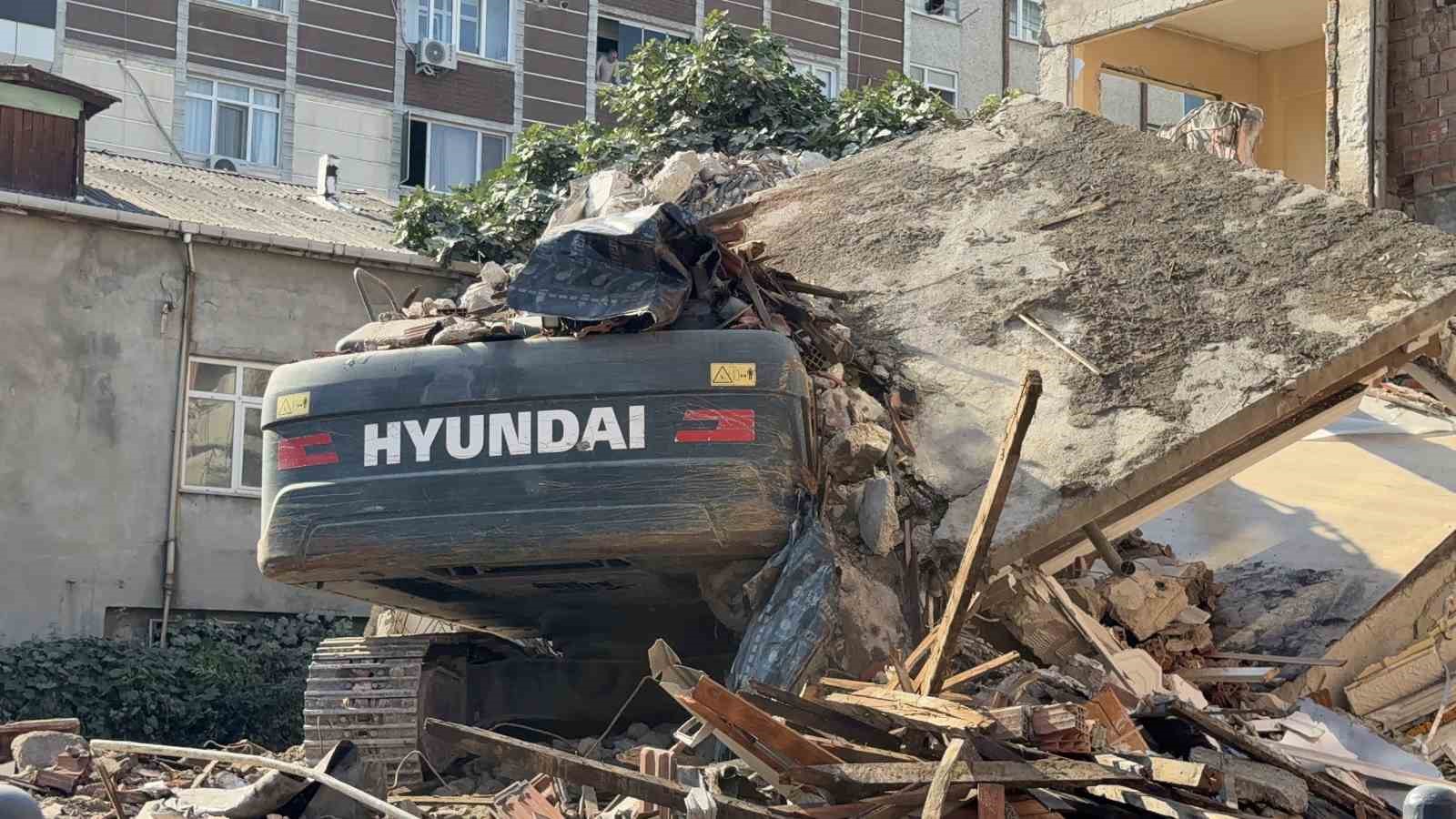 Küçükçekmece’de yıkımı yapılan bina, iş makinesinin üzerine devrildi