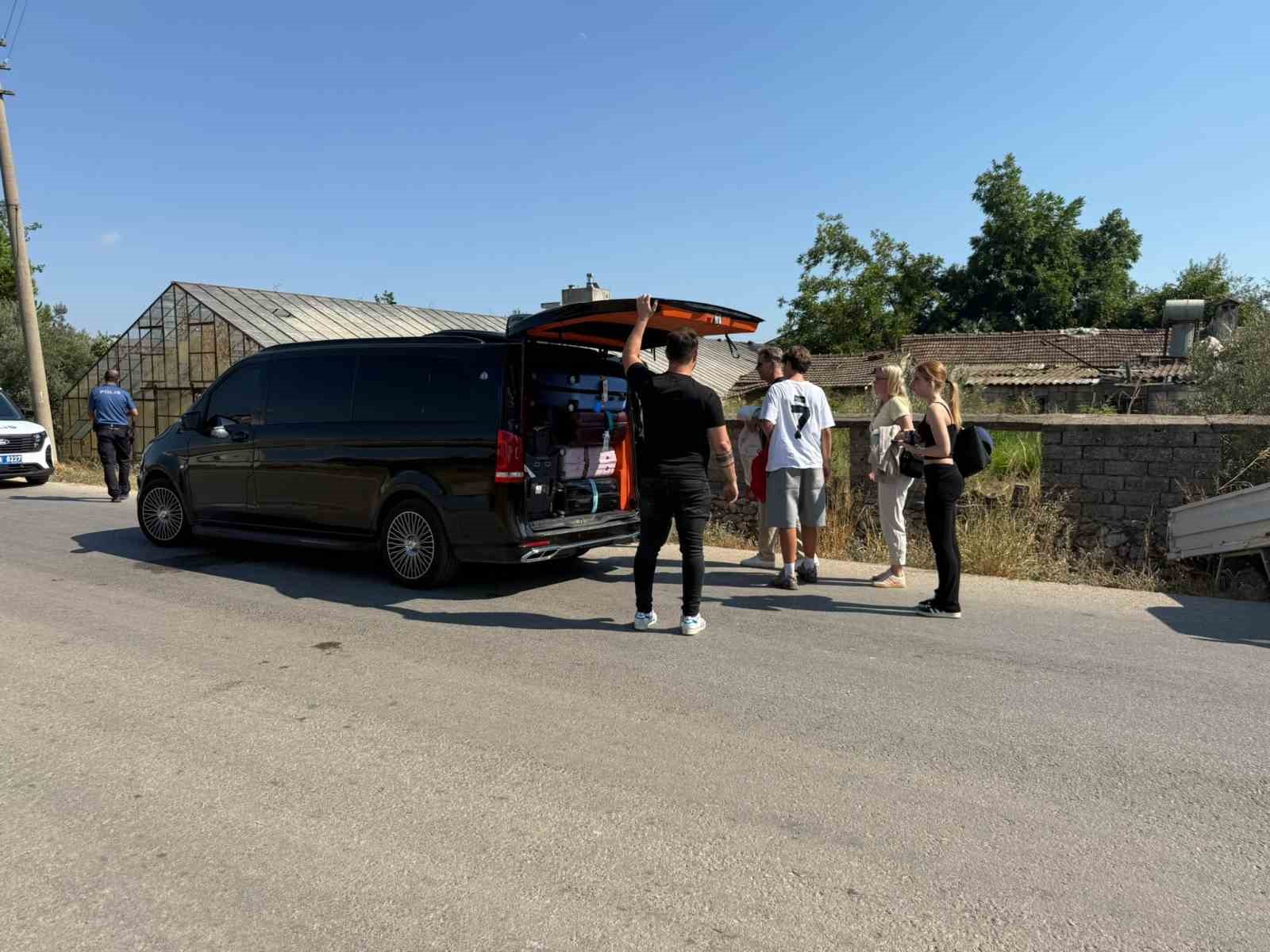 Serik’te VIP minibüs ile kamyonet çarpıştı: 1 yaralı