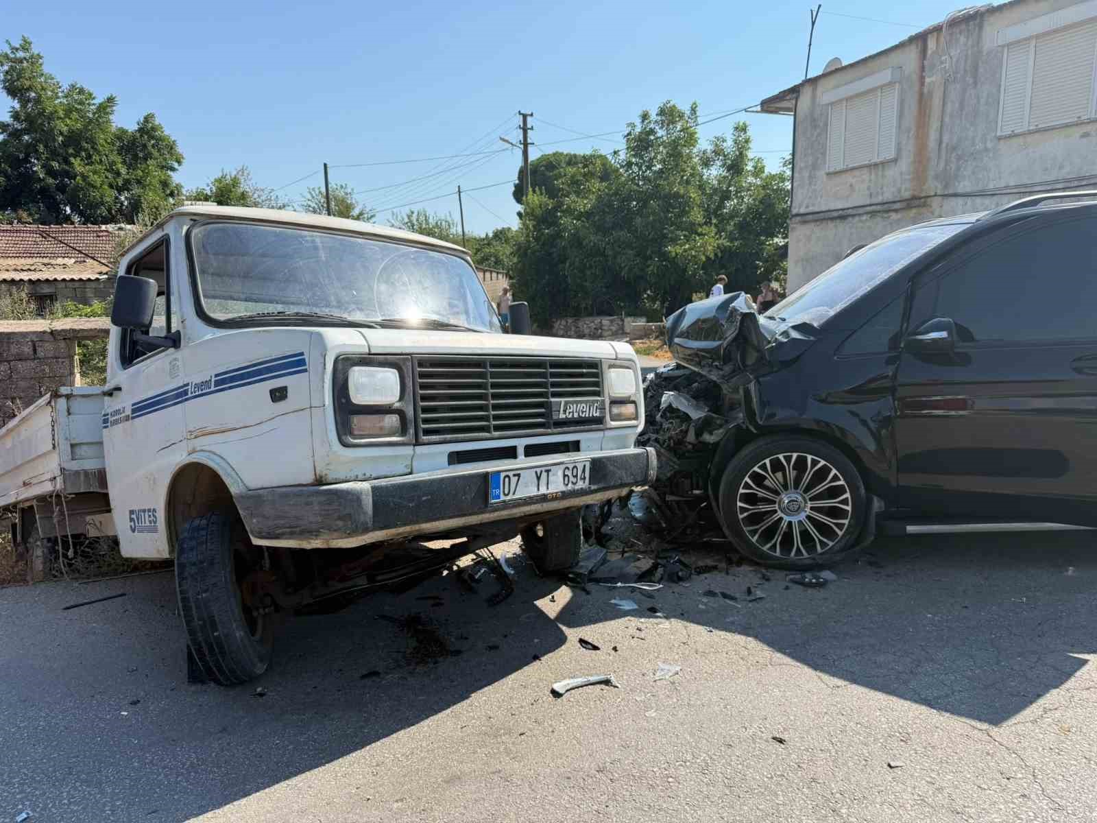 Serik’te VIP minibüs ile kamyonet çarpıştı: 1 yaralı