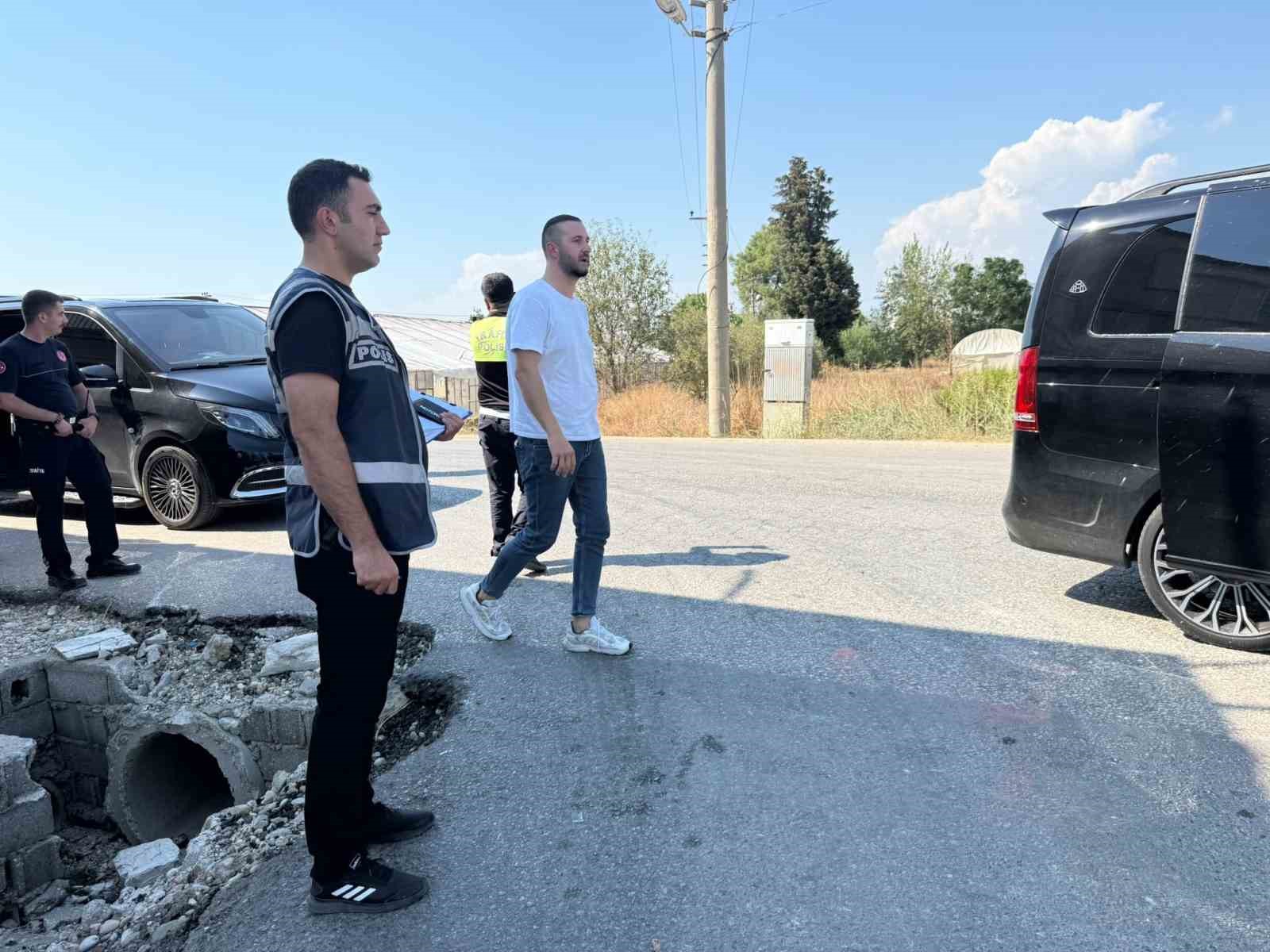 Serik’te VIP minibüs ile kamyonet çarpıştı: 1 yaralı