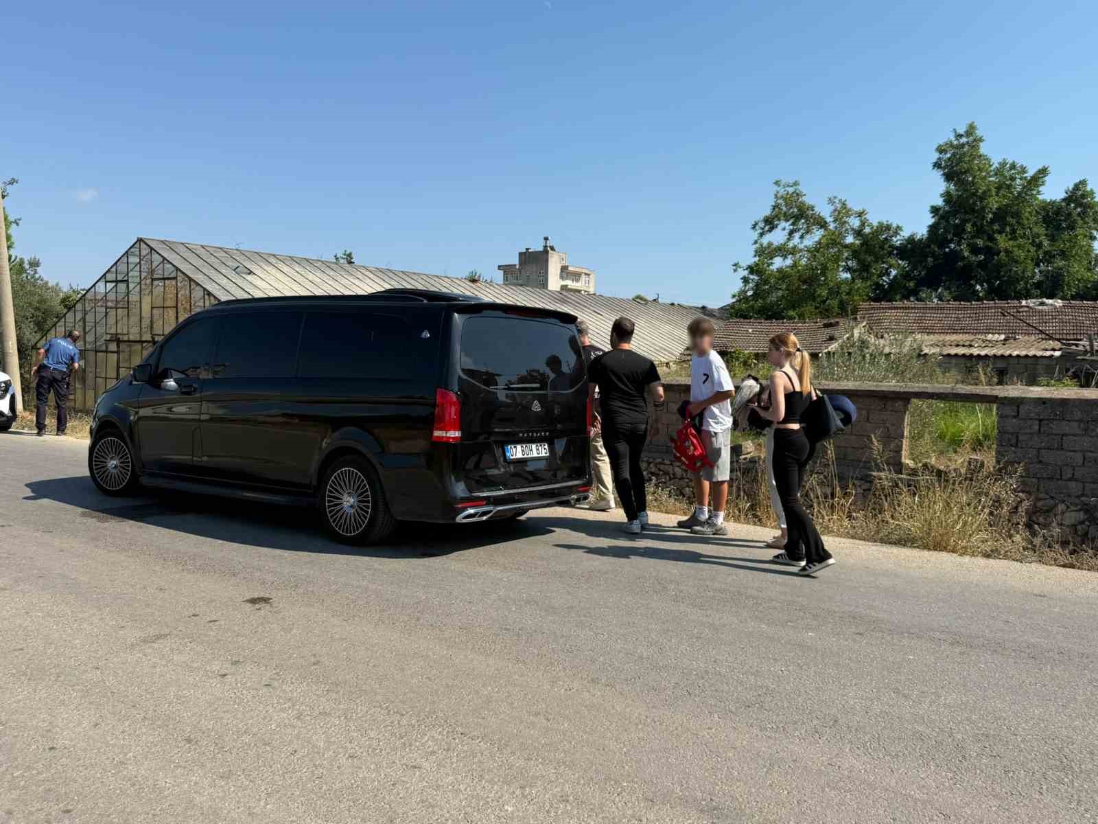 Serik’te VIP minibüs ile kamyonet çarpıştı: 1 yaralı