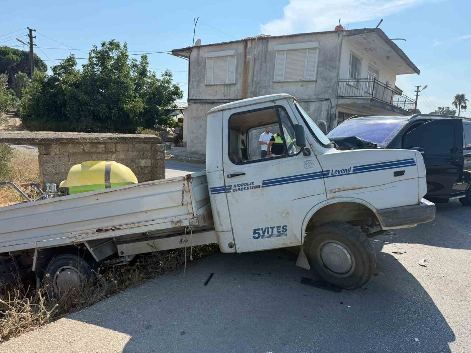 Serik’te VIP minibüs ile kamyonet çarpıştı: 1 yaralı