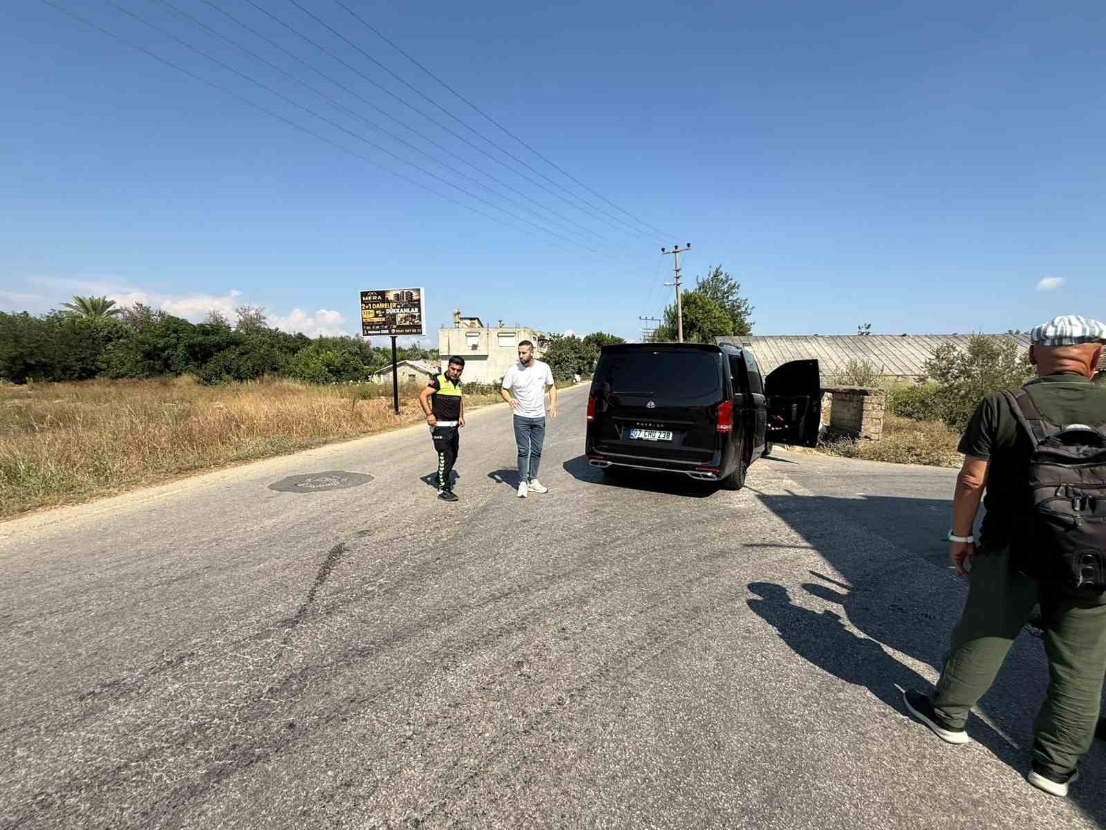 Serik’te VIP minibüs ile kamyonet çarpıştı: 1 yaralı