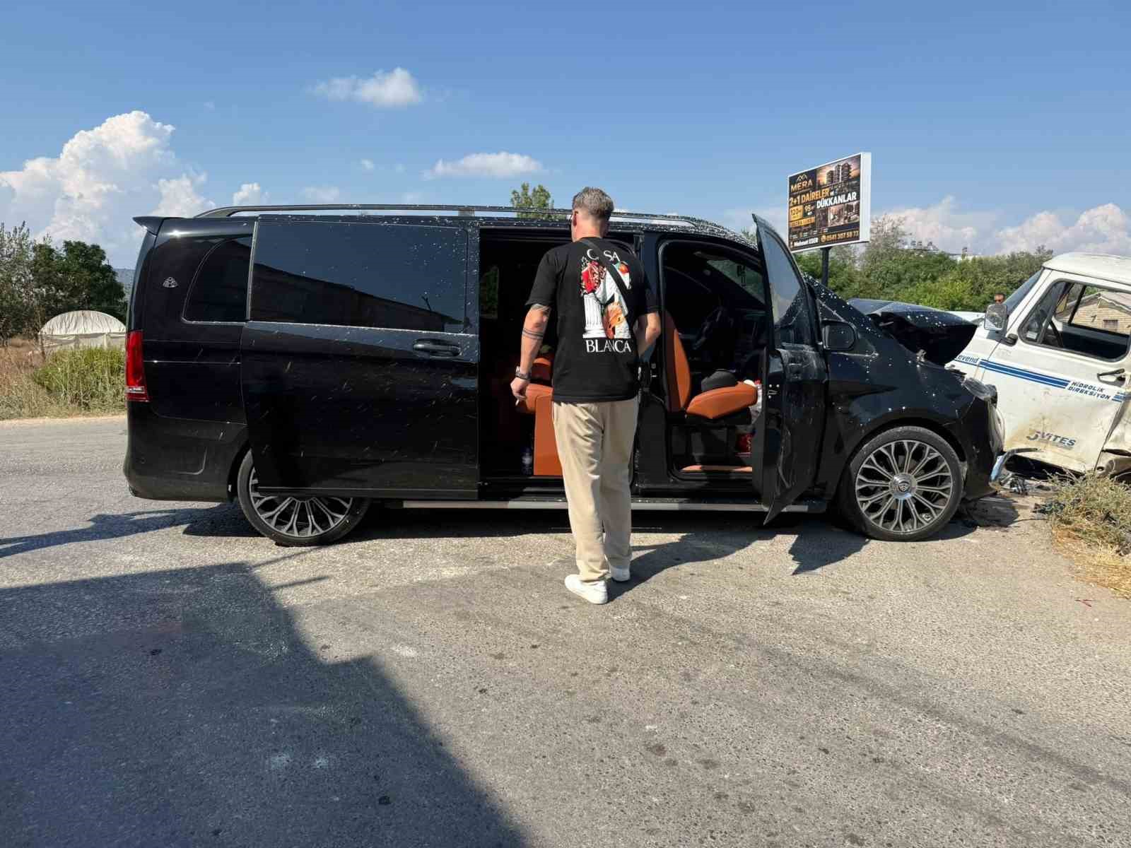 Serik’te VIP minibüs ile kamyonet çarpıştı: 1 yaralı