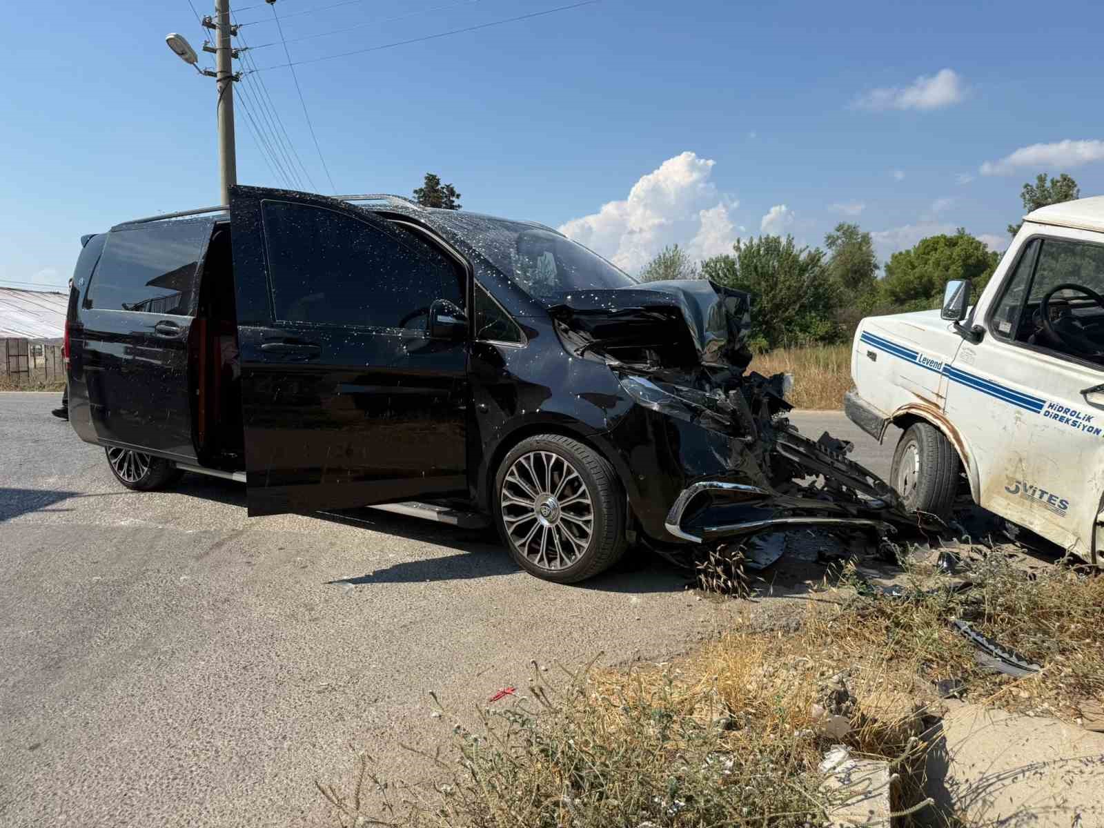 Serik’te VIP minibüs ile kamyonet çarpıştı: 1 yaralı