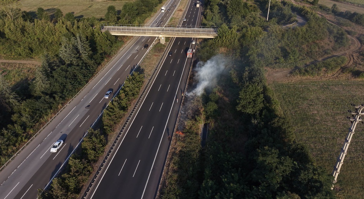 Otoyolda korkutan yangın: Yol kenarına atılan izmarit yangın çıkarttı