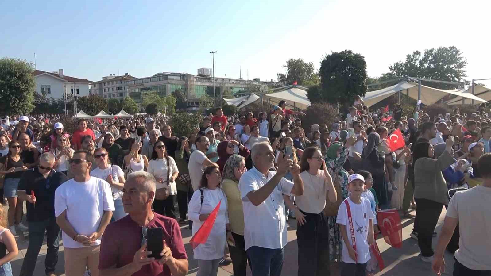 Türk Yıldızları’ndan Yalova semalarında nefes kesen gösteri