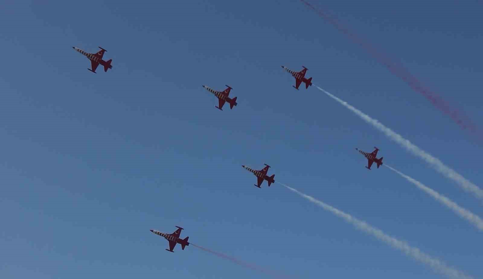 Türk Yıldızları’ndan Yalova semalarında nefes kesen gösteri