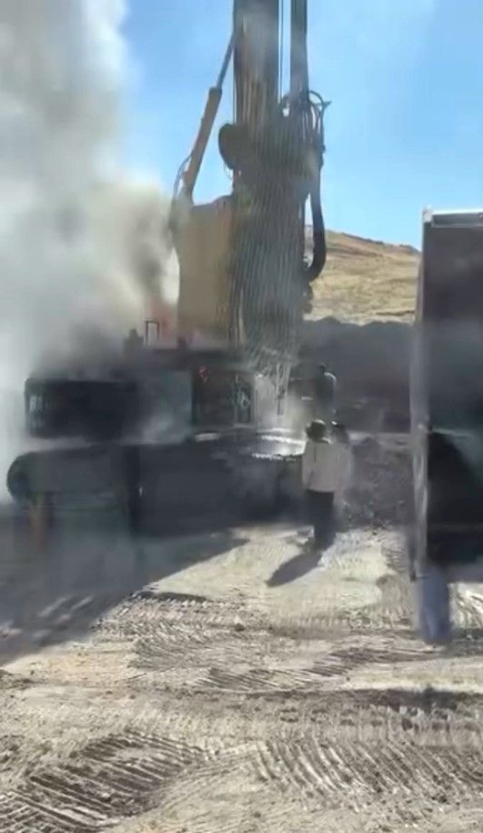 Siirt’te şantiyede iş makinesi yandı