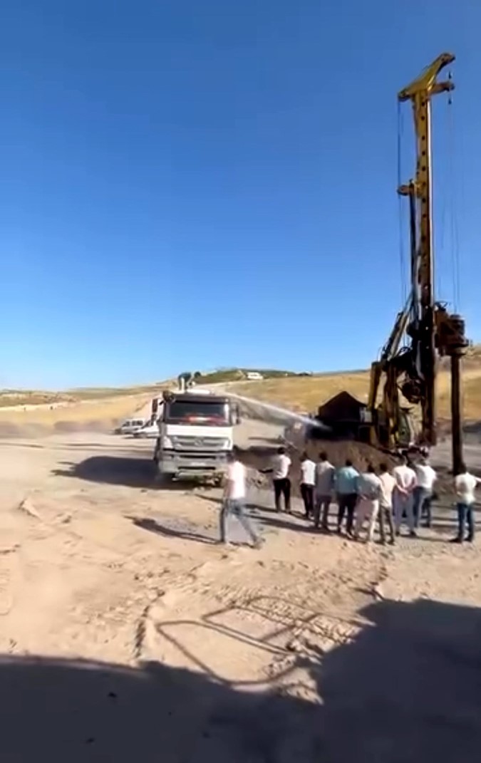 Siirt’te şantiyede iş makinesi yandı