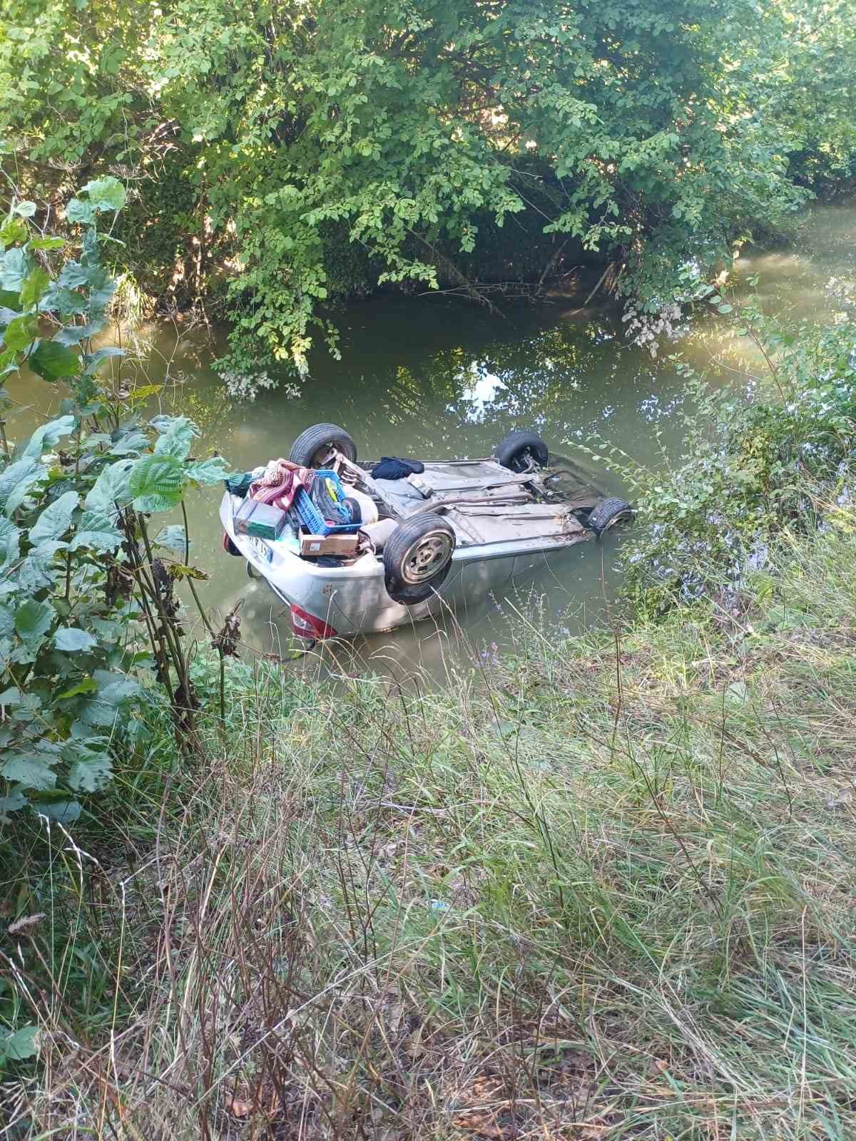 Otomobil dereye yuvarlandı, sürücü yaralandı
