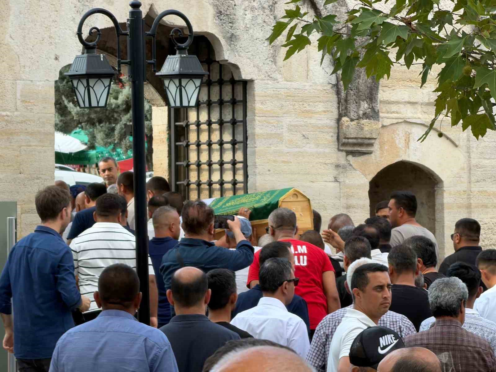 Babaeski’de derede boğulan çocuk gözyaşlarıyla son yolculuğuna uğurlandı