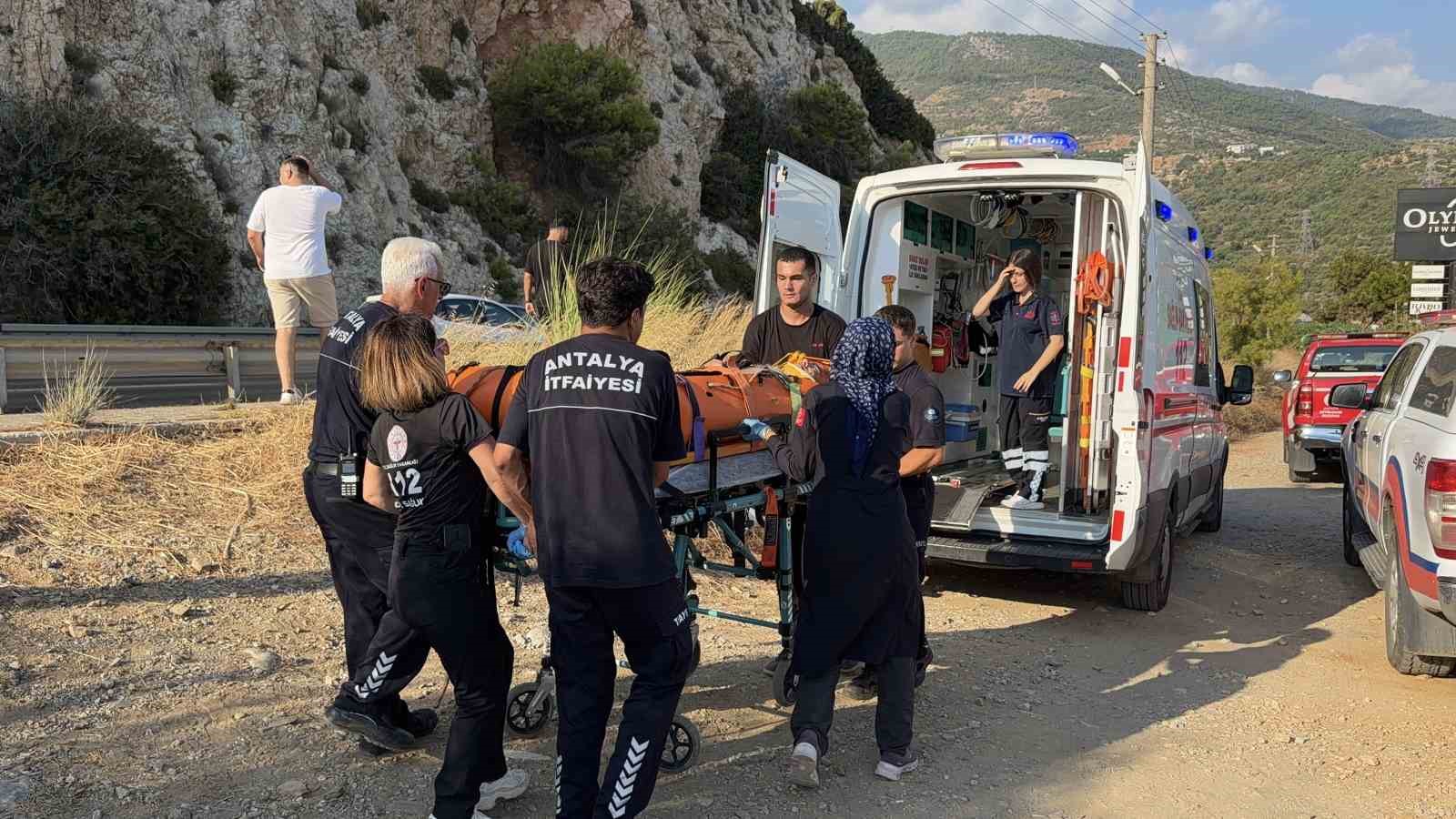 Deniz keyfi hastanede son buldu, kayalık alanda mahsur kalan vatandaş 2 saatte kurtarıldı
