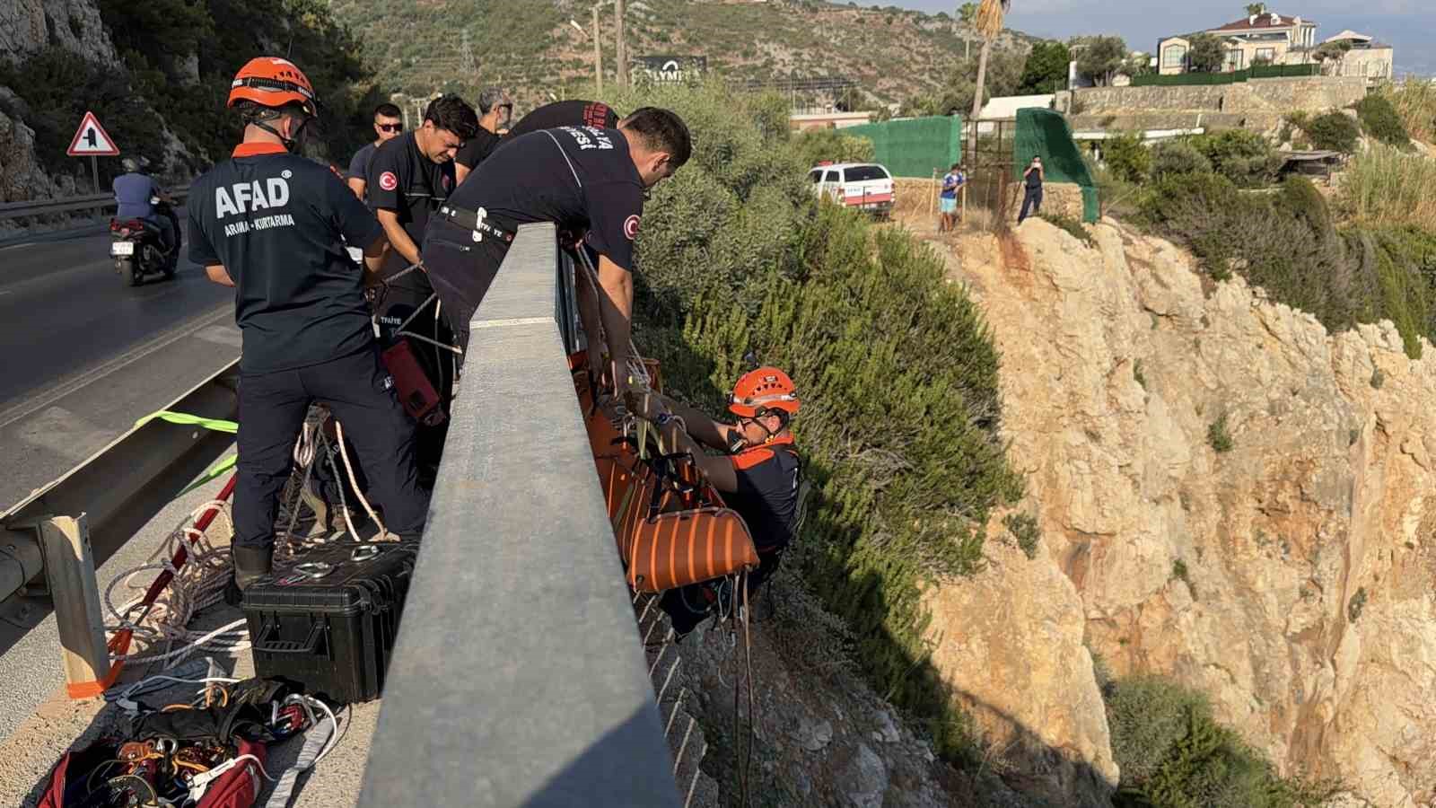 Deniz keyfi hastanede son buldu, kayalık alanda mahsur kalan vatandaş 2 saatte kurtarıldı