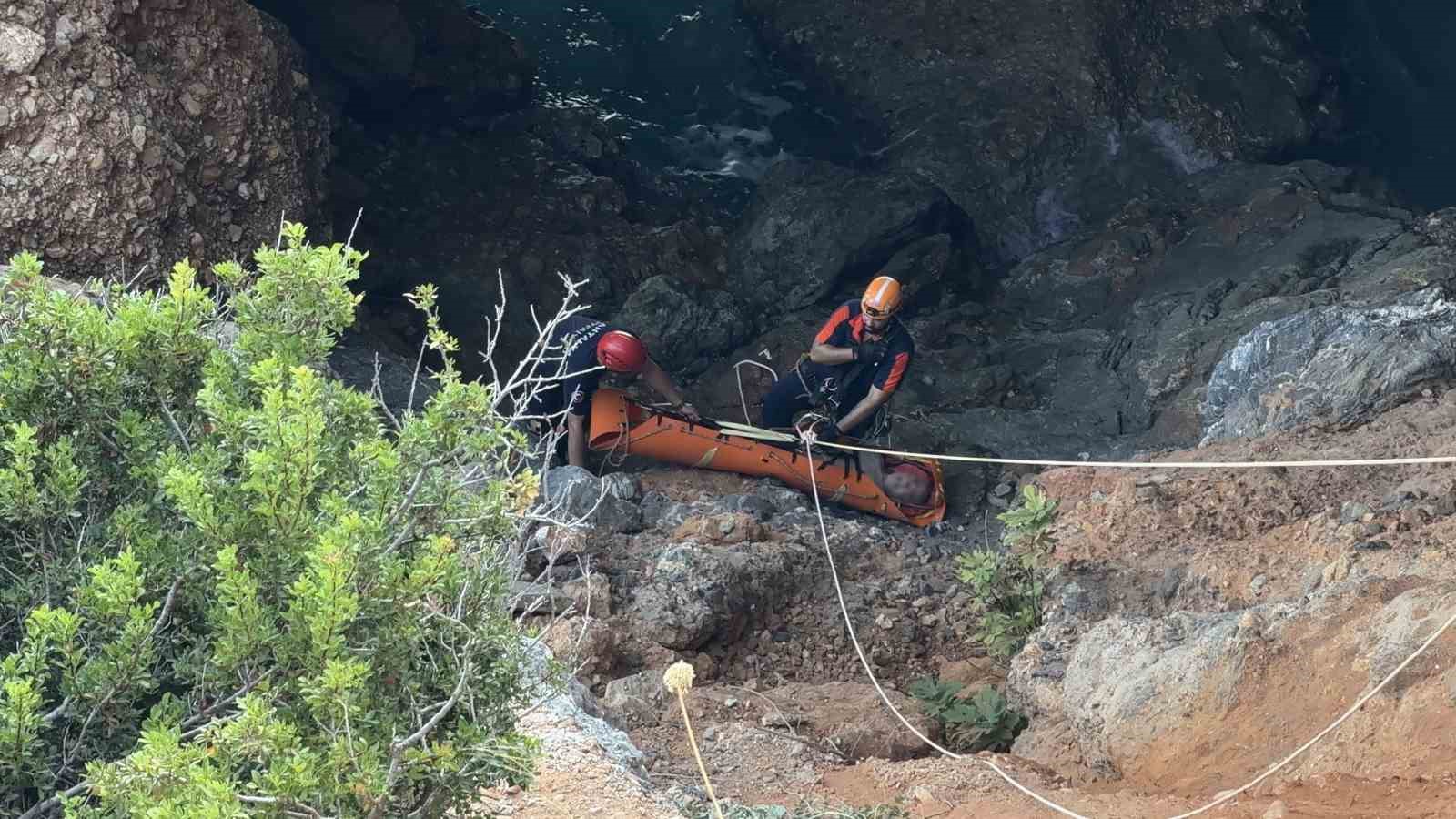 Deniz keyfi hastanede son buldu, kayalık alanda mahsur kalan vatandaş 2 saatte kurtarıldı